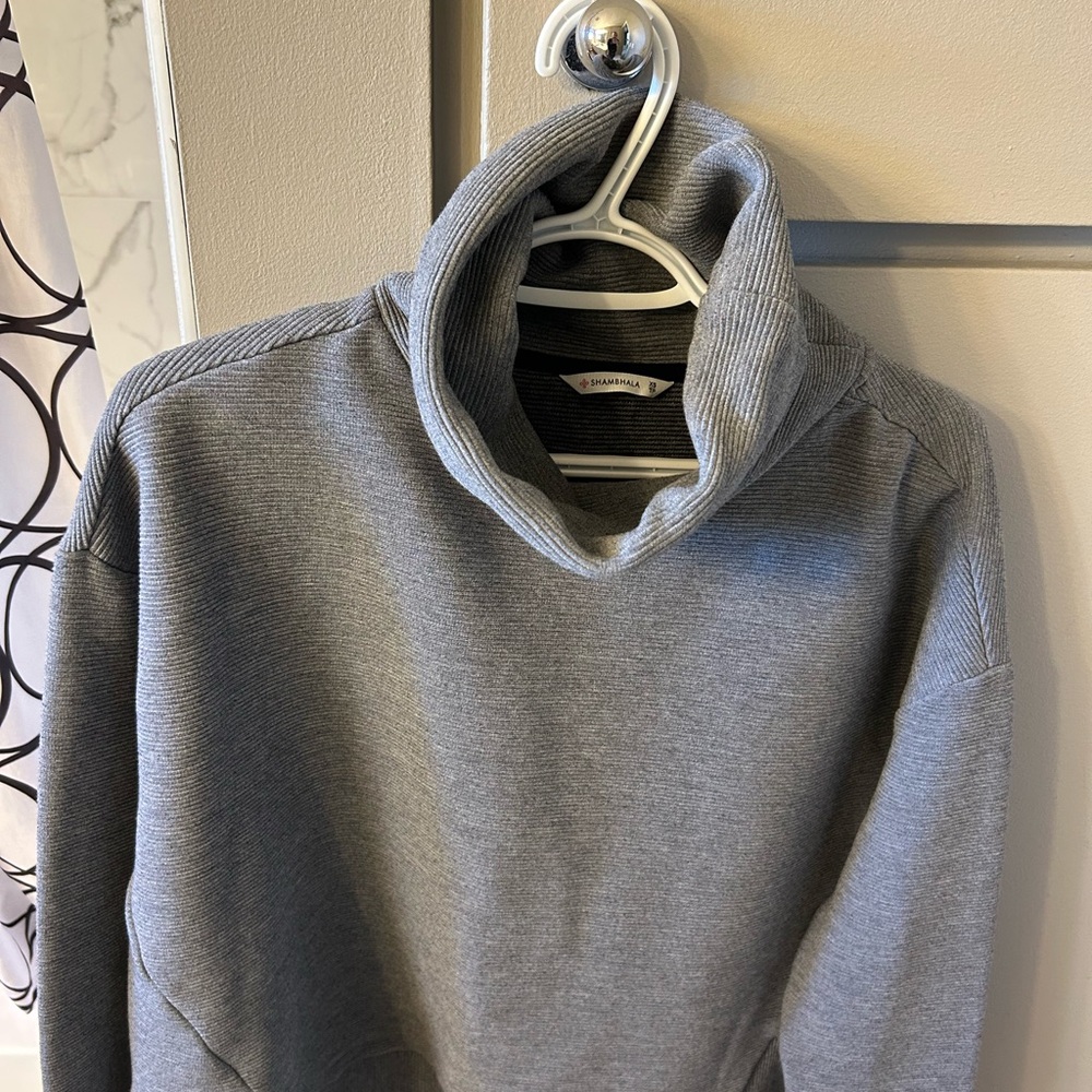 Gray Sweatshirt with Turtleneck and Soft Knit